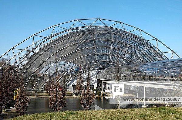 Glashalle und Glastunnel der Leipziger Messehallen  Neue Messe  Leipzig  Sachsen  Deutschland  Europa