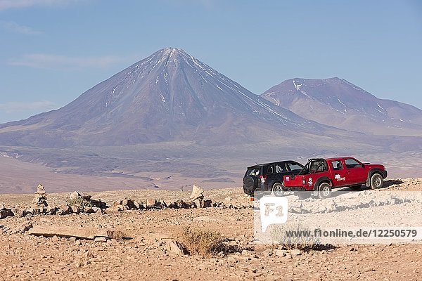 Geländewagen im Valle de la Luna  Atacama-Wüste  Chile  Südamerika