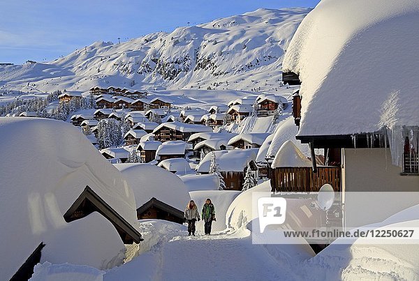 Dorfansicht mit schneebedeckten Chalets  Bettmeralp  Aletschgebiet  Oberwallis  Wallis  Schweiz  Europa