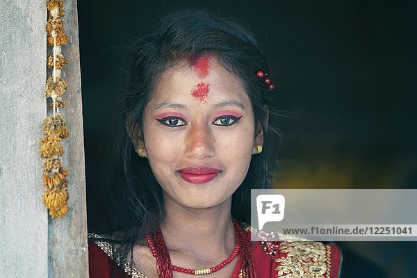 Nepalesische Frau der ethnischen Gruppe der Tharu  Porträt  Chitwan  Nepal  Asien