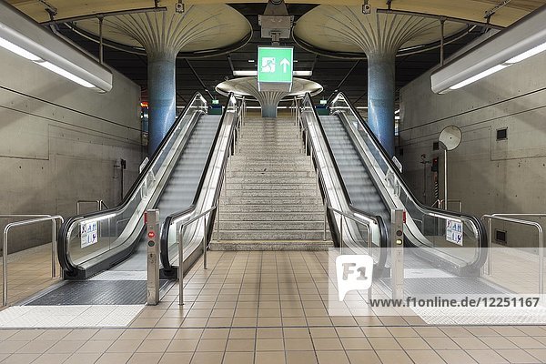 Treppen und Rolltreppen  Bahnsteig der U-Bahn-Station Opernplatz  Stadtzentrum  Frankfurt am Main  Hessen  Deutschland  Europa