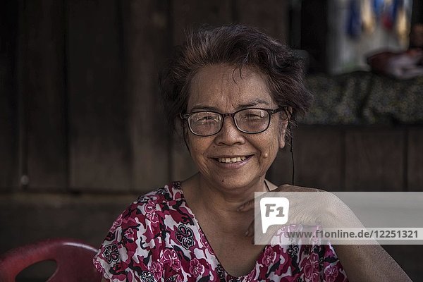 Einheimische Frau  Porträt  lachend  Dorf Preah Meas  Sen Monorom  Mondulkiri  Kambodscha  Asien