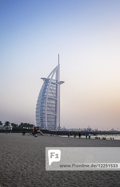 Burj Al Arab Luxury Hotel  vom Jumeirah Public Beach bei Sonnenuntergang  Dubai  Vereinigte Arabische Emirate  Naher Osten  Asien
