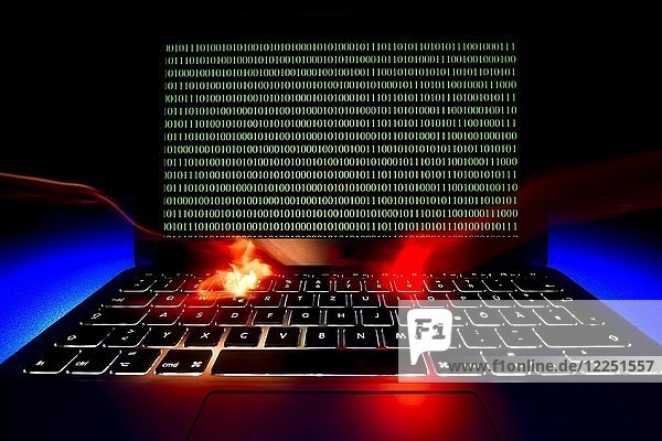 Symbolisches Bild  Laptop  Internetkriminalität  Computerkriminalität  Computerhacker  Datensicherheit