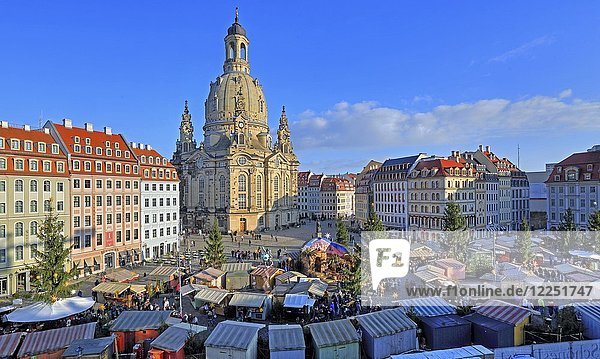 Weihnachtsmarkt auf dem Neumarkt mit Frauenkirche  Dresden  Sachsen  Deutschland  Europa