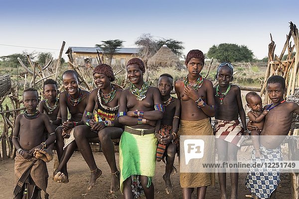 Gruppe von Mädchen und Jungen aus dem Stamm der Hamer  Turmi  Region der südlichen Nationen  Äthiopien  Afrika