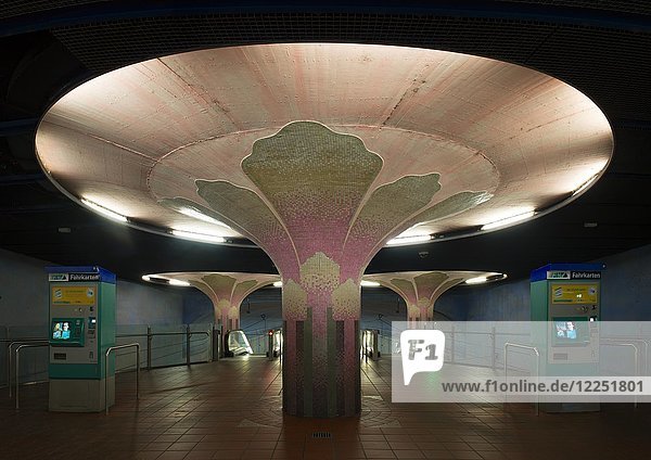 Leuchtsäule in Eingangshalle mit Fahrkartenautomat  U-Bahnhof Westend  Frankfurt am Main  Hessen  Deutschland  Europa