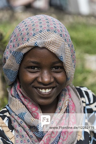Junge Frau  Stamm der Ari  Porträt  Region der südlichen Nationen und Völker  Äthiopien  Afrika