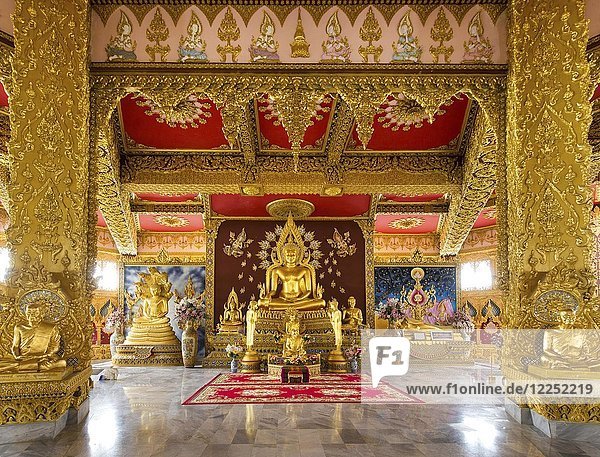 Vergoldete Buddha-Statue auf dem Altar der Phra Maha Chedi Chai Mongkhon Pagode  Phuttha-Utthayan Park  Pha Nam Yoi  Provinz Roi Et  Isan  Nordosten  Thailand  Asien
