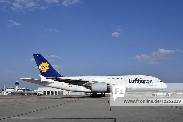 Airbus  A380-800  Lufthansa  mit Push-Back Truck  Flughafen München  Oberbayern  Bayern  Deutschland  Europa