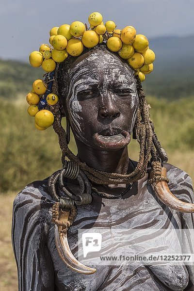 Frau mit Lippenteller und Kopfschmuck  Porträt  Stamm der Mursi  Region der südlichen Nationen und Völker  Äthiopien  Afrika
