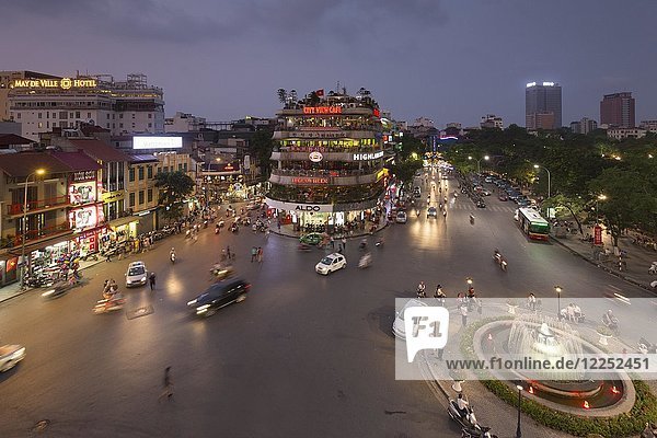 Nächtliches Straßengeschehen an der Kreuzung der Straßen Dinh Tien Hoang  Le Thai To und Hang Dao  Hanoi  Vietnam  Asien