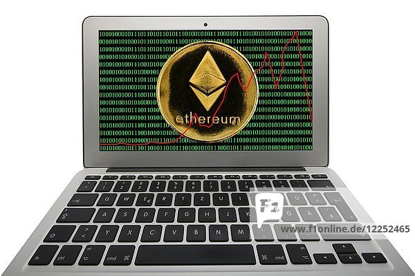 Symbolbild Aktienkurs Kryptowährung digitale Währung  Goldmünze Ethereum Laptop Binärcode