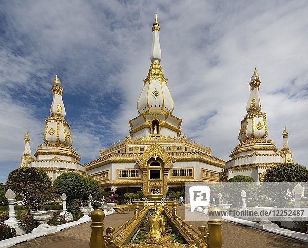 Vergoldete 101m hohe Phra Maha Chedi Chai Mongkhon Pagode  Wat Pha Nam Yoi Tempel  Phuttha-Utthayan Park  Provinz Roi Et  Isan  Nordosten  Thailand  Asien