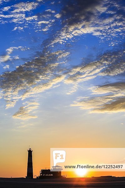 Silhouetten  Leuchtturm und Lodge bei Sonnenuntergang  Pelican Point  Walvis Bay  Erongo-Region  Namibia  Afrika