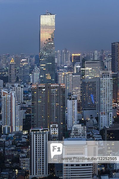 Blick vom Lebua State Tower auf Wolkenkratzer  mit Mahanakhon Tower  Abenddämmerung  Bang Rak District  Bangkok  Thailand  Asien