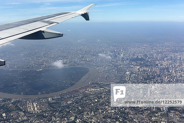 Blick aus einem Flugzeug mit Flügeln auf das Stadtzentrum  Luftaufnahme  Bangkok  Thailand  Asien