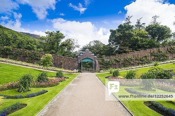 Ummauerter viktorianischer Garten in der Abtei von Kylemore  Connemara National Park  Republik Irland