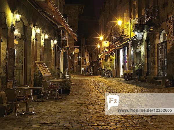 Beleuchtete Altstadtgasse bei Nacht  mit Restaurants  Dinan  Cotes-d'Armor  Bretagne  Frankreich  Europa