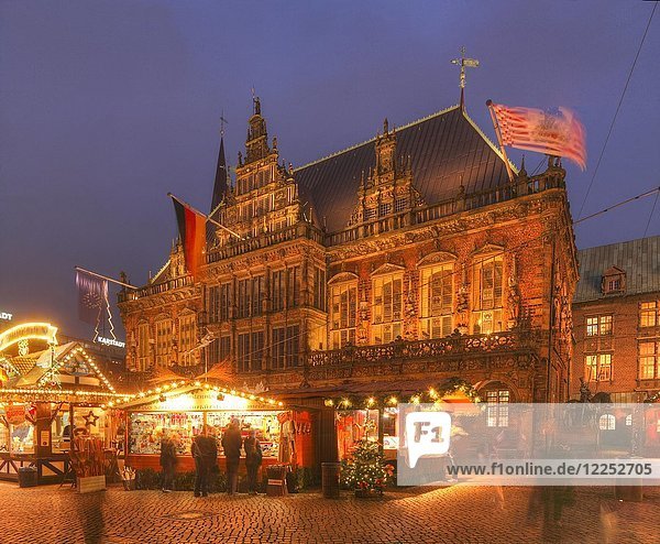 Altes Rathaus und Weihnachtsmarkt auf dem Marktplatz in der Abenddämmerung  Bremen  Deutschland  Europa