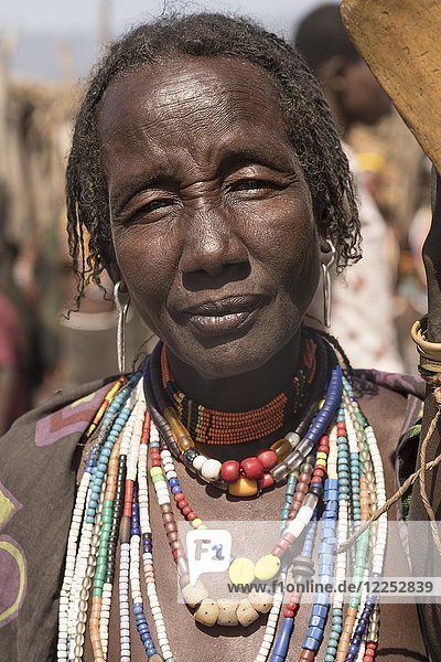 Verheiratete ältere Frau vom Stamm der Arbore  Porträt  Turmi  Äthiopien  Afrika