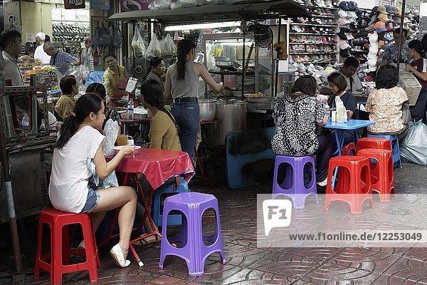Streetfood-Stand mit bunten Tischen und Stühlen  Yaowarat Road  Chinatown  Samphanthawong  Bangkok  Thailand  Asien