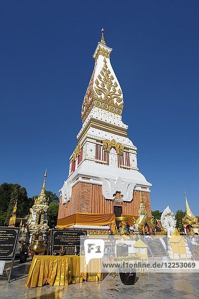Opferplatz vor dem Chedi des Wat Phra That Phanom  Tempelanlage in Amphoe That Phanom  Provinz Nakhon Phanom  Isan  Thailand  Asien
