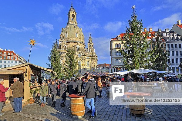 Weihnachtsmarkt auf dem Neumarkt mit Frauenkirche  Dresden  Sachsen  Deutschland  Europa