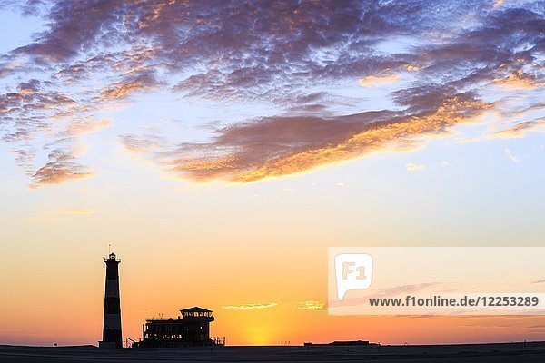 Silhouetten  Leuchtturm und Lodge bei Sonnenuntergang  Pelican Point  Walvis Bay  Erongo-Region  Namibia  Afrika