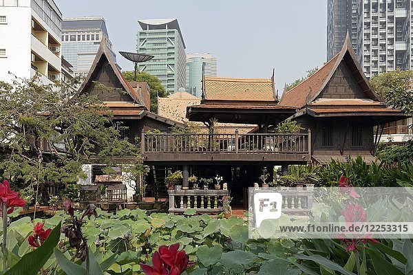Traditionelles thailändisches Holzhaus auf Stelzen in einem modernen Viertel  M. R. Kukrits Haus  Museum  Sathorn  Bangkok  Thailand  Asien