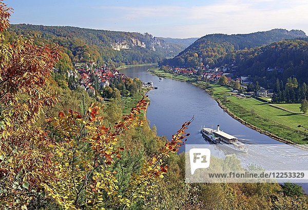 Panoramablick auf Dorf und Elbtal mit historischem Raddampfer auf der Elbe  Stadt Wehlen  Elbsandsteingebirge  Sächsische Schweiz  Sachsen  Deutschland  Europa