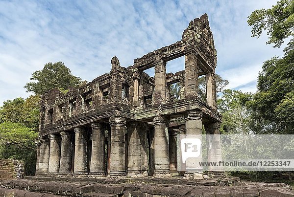 Zweistöckiges Gebäude mit runden Säulen im Preah-Khan-Tempel  Angkor  Kambodscha  Asien