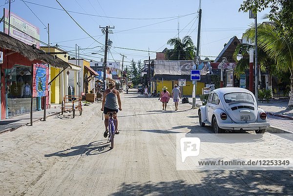 Touristen in einer Straße der Isla Holbox  Quintana Roo  Mexiko  Mittelamerika