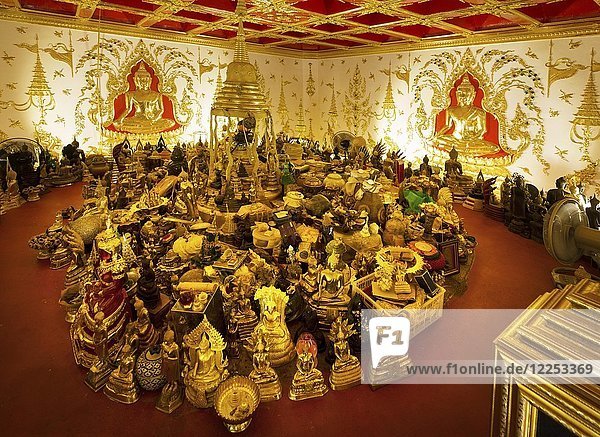 Opfergaben im Chedi Wat Phra That Phanom  Innenraum  Tempelanlage in Amphoe That Phanom  Provinz Nakhon Phanom  Isan  Thailand  Asien