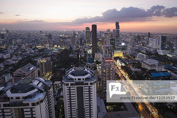 Blick vom Banyan Tree Tower  Sathon Tai Road  Abenddämmerung  Bezirk Ban Rak  Bangkok  Thailand  Asien