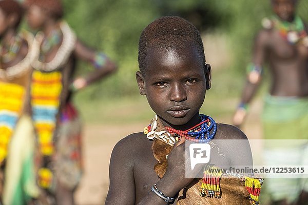 Junges Mädchen  Porträt  Stamm der Hamer  Markt von Turmi  Region der Nationalitäten und Völker des Südens  Äthiopien  Afrika