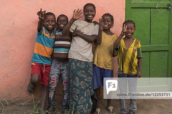 Gruppenbild  fröhliche Kinder vor einer bunten Hauswand  Stamm der Ari  Region der südlichen Nationen und Völker  Äthiopien  Afrika