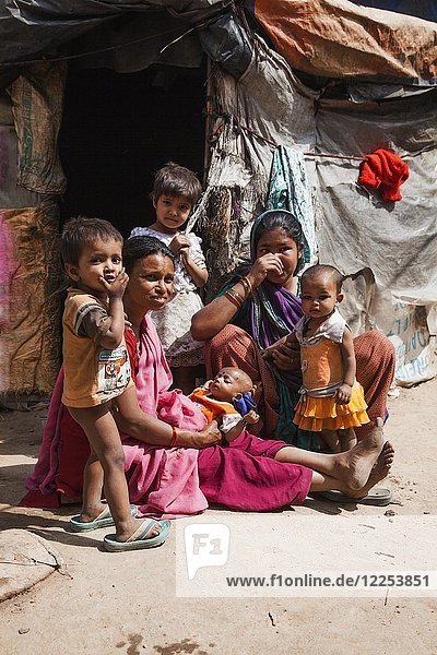 Women with small children in the slum at the Ghazipur garbage dump  New Delhi  India  Asia