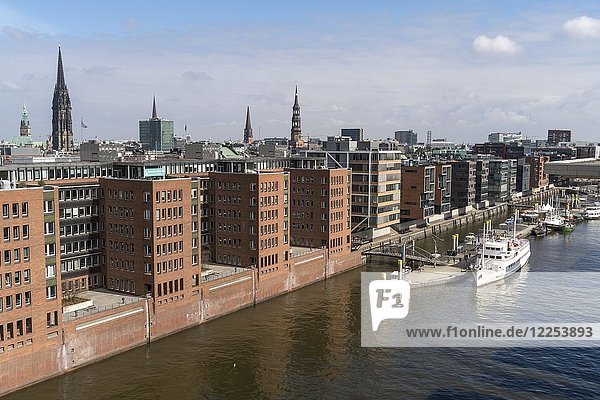 Ansicht der HafenCity mit verschiedenen Kirchtürmen  Hamburg  Deutschland  Europa