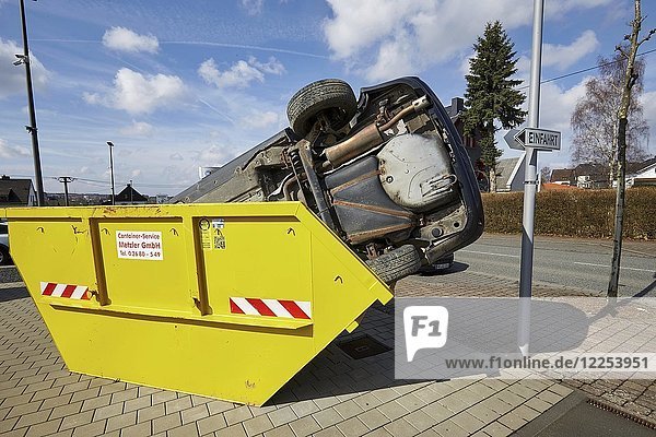PKW in Müllcontainer Rheinland-Pfalz Deutschland Europa