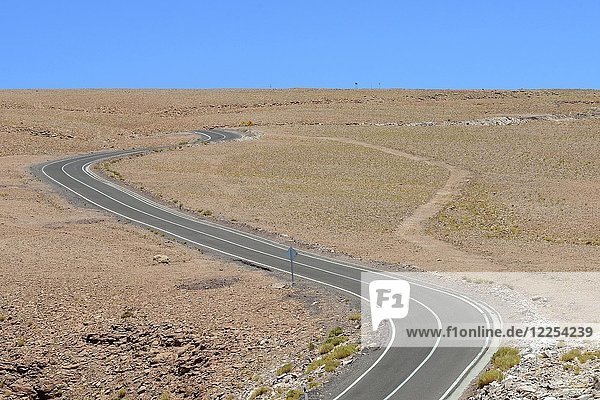 Geteerte Straße in der Atacama-Wüste  in der Nähe von San Pedro de Atacama  Región de Antofagasta  Chile  Südamerika