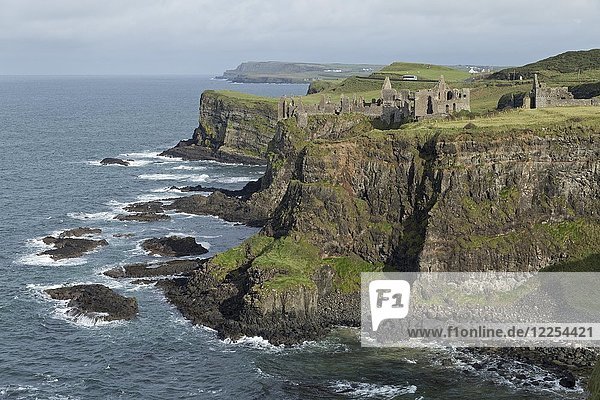 Dunluce Castle an der Atlantikküste  Portrush  County Antrim  Nordirland  Vereinigtes Königreich  Europa