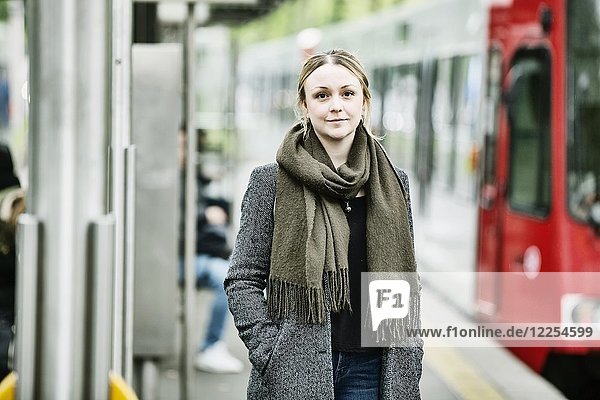 Junge Frau wartet auf den Zug an einem S-Bahnhof  Deutschland  Europa