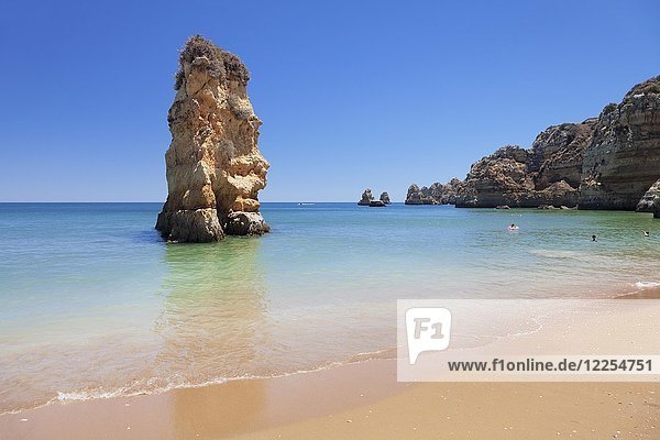Felsformation im Wasser  Sandstrand Praia da Dona Ana  bei Lagos  Algarve  Portugal  Europa