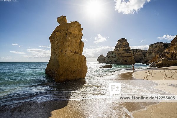 Strand und bunte Felsen  Praia da Marinha  Carvoeiro  Algarve  Portugal  Europa