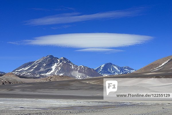 Wolke über dem Vulkan Incahuasi  San Francisco Pass  Paso de San Francisco  Región de Atacama  Chile  Südamerika
