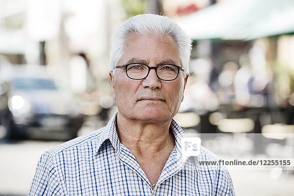 Grauhaariger Senior mit Migrationshintergrund  gebürtiger Italiener  Portrait  Köln  Nordrhein-Westfalen  Deutschland  Europa