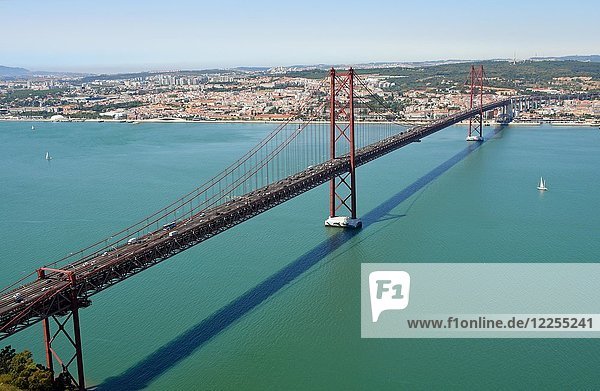 Brücke des 25. April  Ponte 25 de Abril über den Fluss Tejo  Lissabon  Portugal  Europa