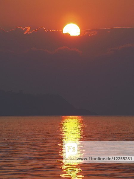 Sonnenaufgang über dem Meer vor Ischia Ponte  Ischia  Kalabrien  Italien  Europa