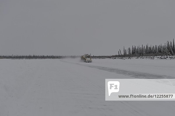 Geräumte Eisstraße auf dem Mackenzie River  im Hintergrund 1 Lastwagen  Inuvik  Nordwest-Territorien  Kanada  Nordamerika
